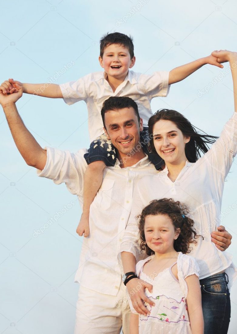 depositphotos_5769782-stock-photo-happy-young-family-have-fun (1)